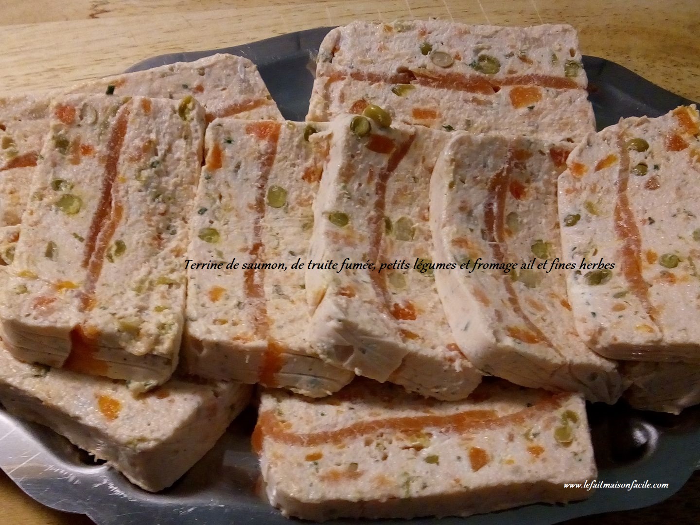Recette Terrine de saumon, truite fumée, fromage ail et fines herbes et