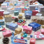 Découvrez comment fabriquer un calendrier de l'Avent original et personnalisé pour Noël, avec des astuces créatives et faciles à réaliser pour rendre vos fêtes encore plus magiques.